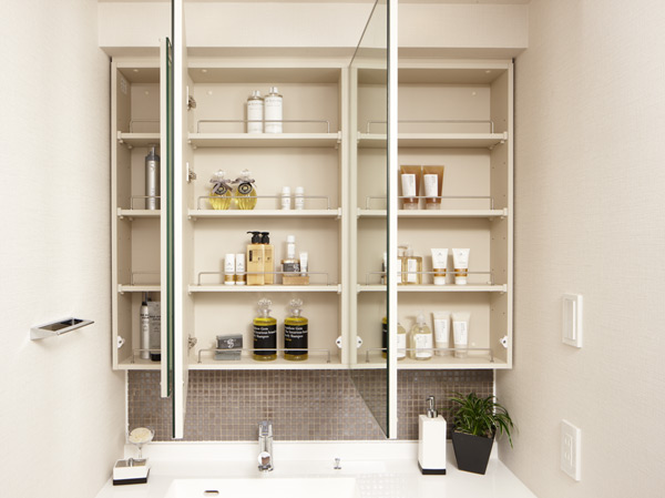 Bathing-wash room.  [Three-sided mirror back storage] Neat holding small objects such as miscellaneous tend to be cosmetic ・ It has established a three-sided mirror back storage that can be organized. (Same specifications)