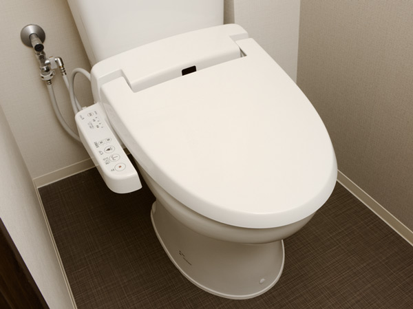 Bathing-wash room.  [Warm water washing toilet seat] Also includes a hot water cleaning and heating function, It has adopted a toilet seat that can be used comfortably. (Same specifications)