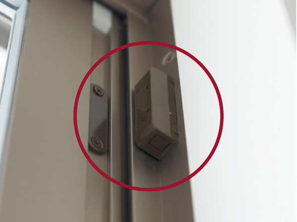 Security.  [Security Window Sensor] To detect the illegal intrusion of the time security set, It informs in the warning sound with an automatic report to the security company.  ※ Part of each building bottom floor dwelling unit (same specifications)