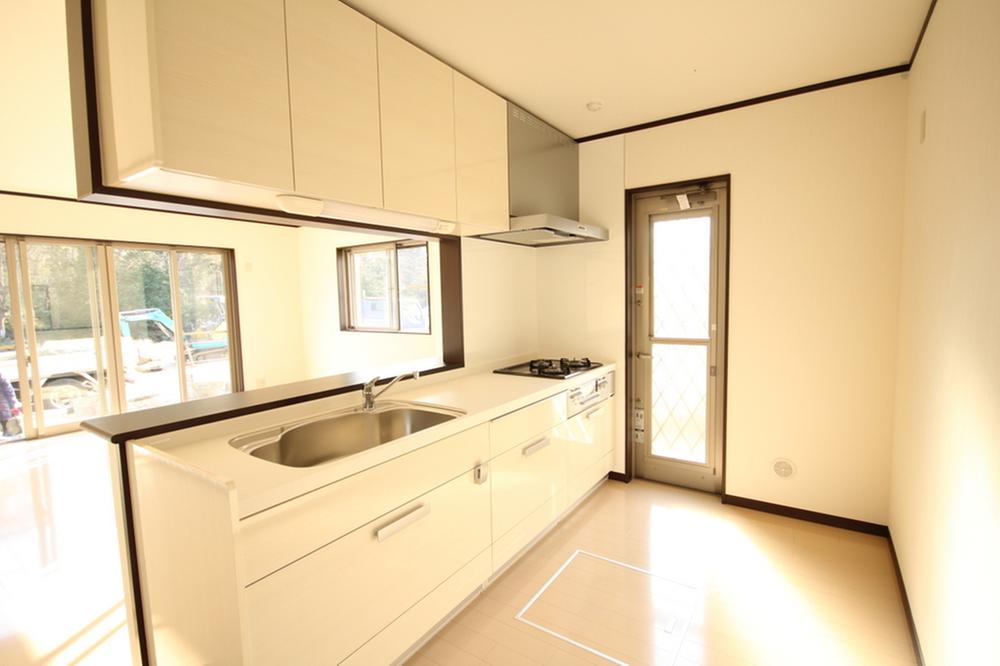 Kitchen. Indoor (12 May 2013) is a shooting counter kitchen. Also with easy-to-use back door!