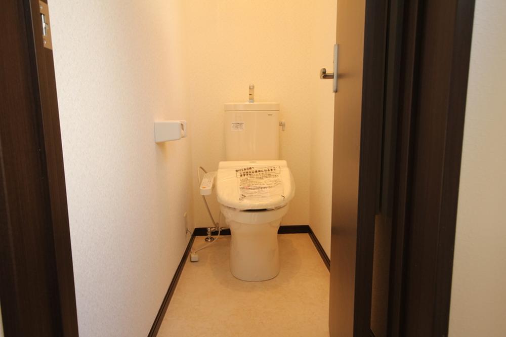 Toilet. Indoor (12 May 2013) Shooting