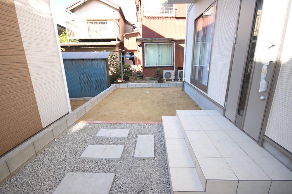 Garden. Entrance next to the garden