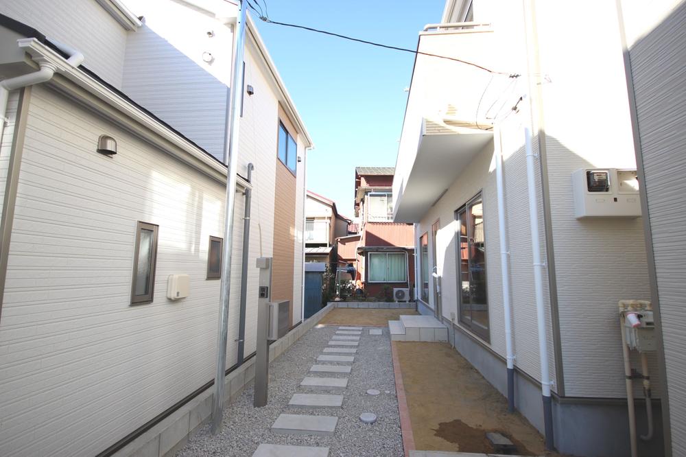 Local appearance photo. Shooting the entrance and the garden from the approach portion