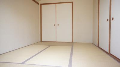 Other room space. Again Japanese-style room is calm!