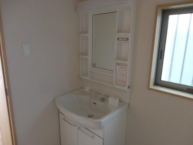 Wash basin, toilet. 1 Building