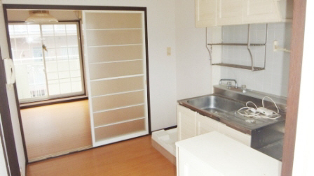 Living and room. Kitchen spacious 4 Pledge