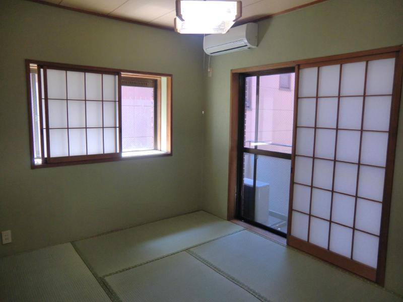 Other room space. It will calm the Japanese-style room with a window