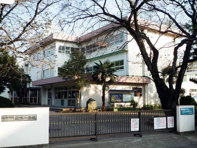 Primary school. 560m Funabashi Municipal Misaki elementary school to Funabashi Municipal Misaki Elementary School