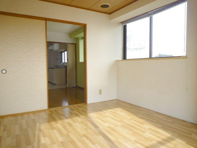 Living and room. 3 Kaikaku because there is a window in the room, It is ventilation highest.