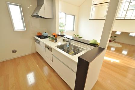 Kitchen. Face-to-face kitchen, Airy !! the LD of skip floor can overlook