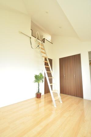 Non-living room. On the second floor Western-style room equipped with a loft. Play a role !! storage capacity