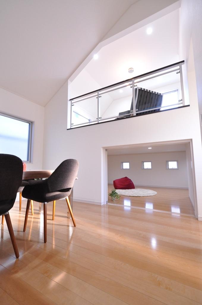Living. dining ・ Living space production with a sense of openness in the gradient ceiling.