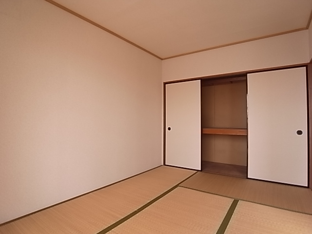 Other room space. Peace of mind even if many luggage larger storage of Japanese-style room.