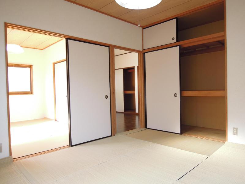 Living and room. It will calm the Japanese-style room