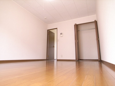 Living and room. Spacious room with clean ☆ 