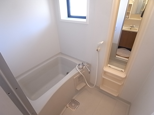 Bath. Add cooked hot water supply is also equipped. It ventilation window is also a point.