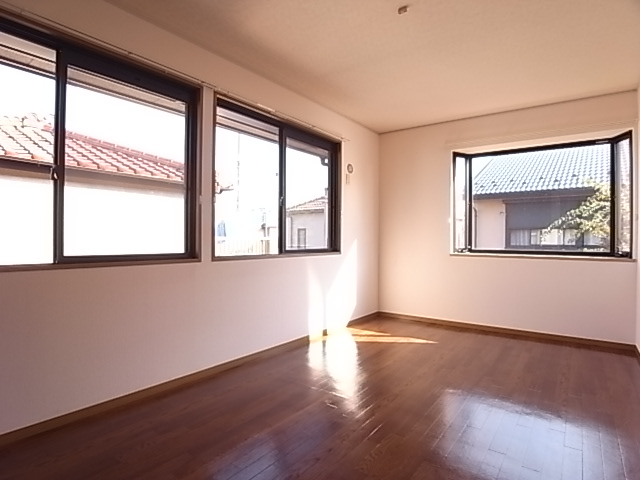 Other room space. It is impressive is lighting window of the bedroom.