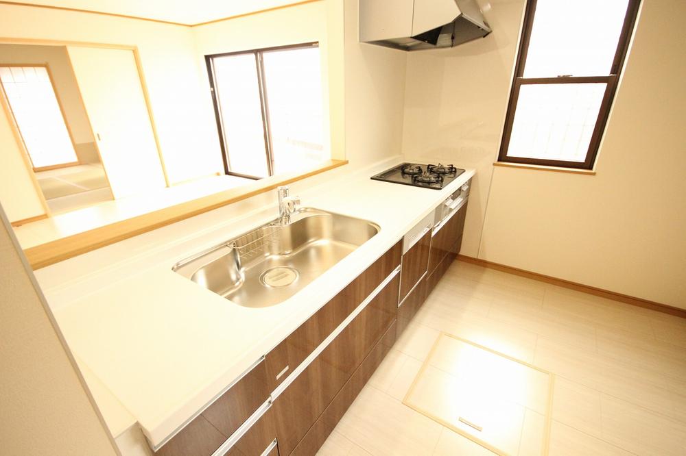 Kitchen. Living from the open kitchen counter, To overlook until the Japanese-style room, Wife peace of mind!