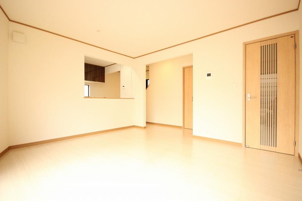 Living. 16 Pledge of LDK bathed in soft sunlight from the south side