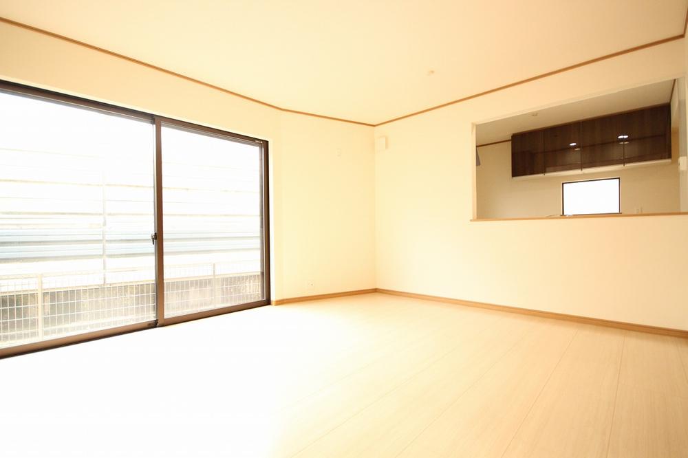 Living. More open to produce a living room with a wide sash (Low-E glass)