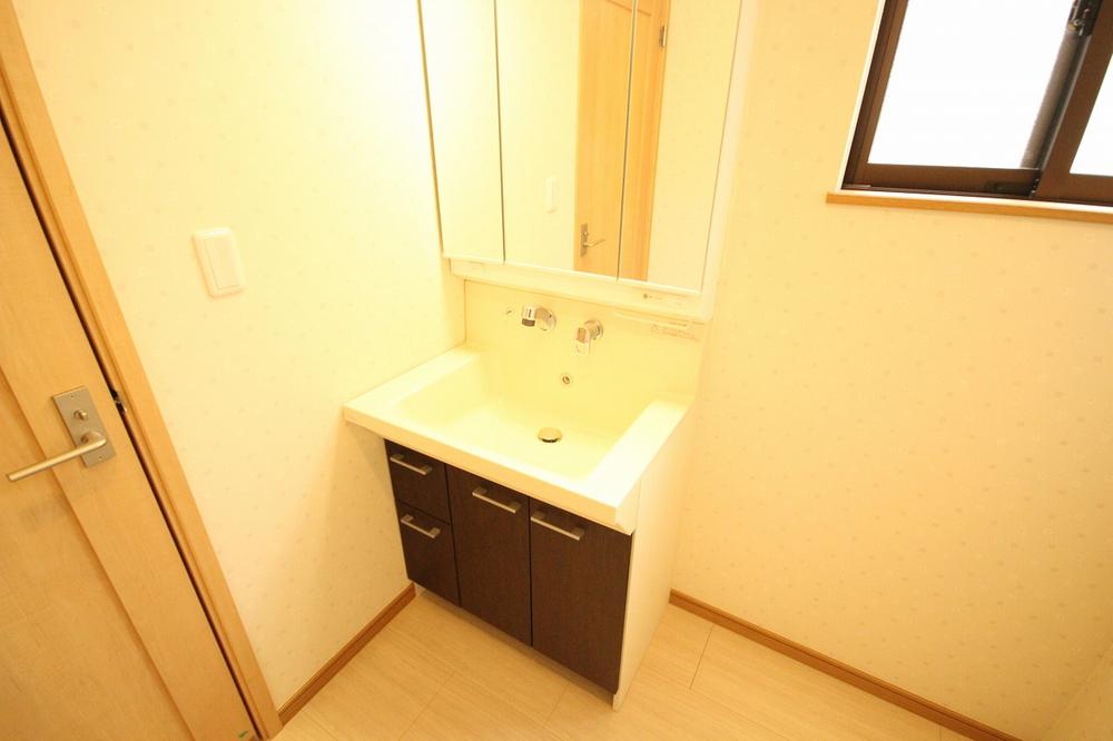 Wash basin, toilet. Three-sided vanity
