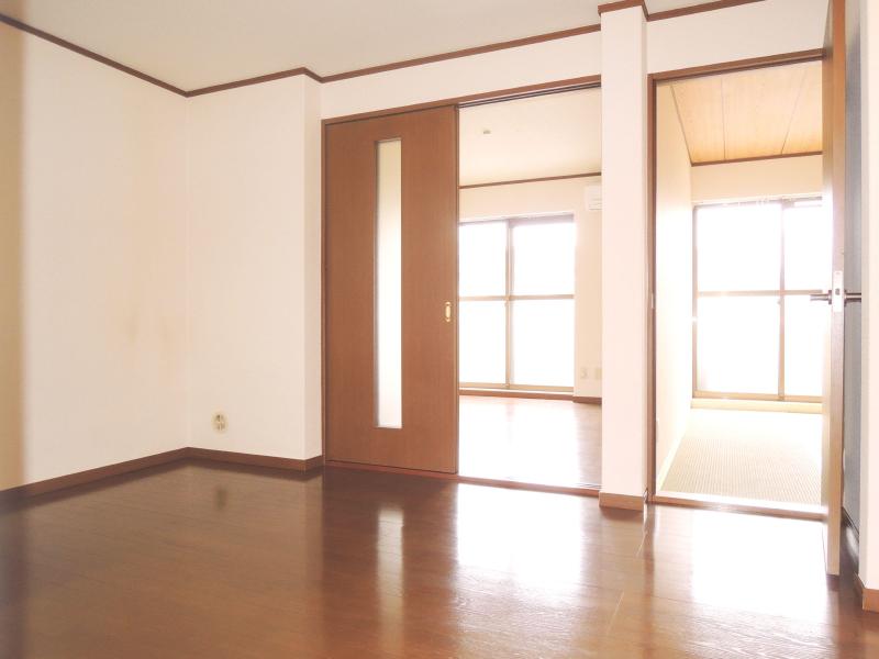 Other room space. Close to a convenience store ・ Convenient for shopping there is also super