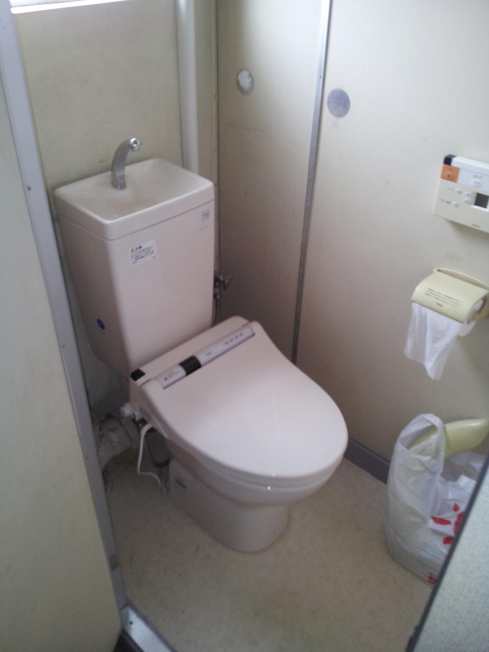 Toilet. Indoor (11 May 2013) Shooting