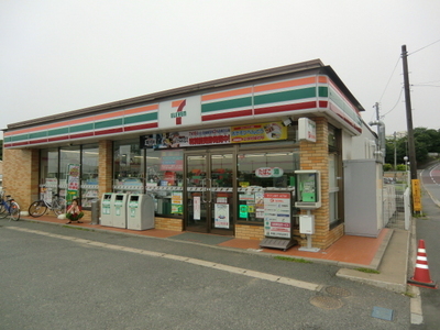 Convenience store. 700m to Seven-Eleven (convenience store)