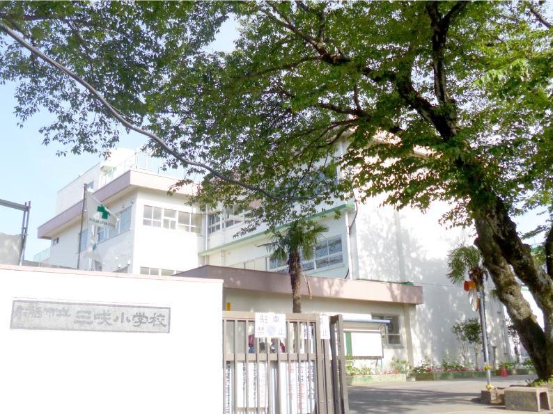 Primary school. 968m to Funabashi Municipal Misaki Elementary School