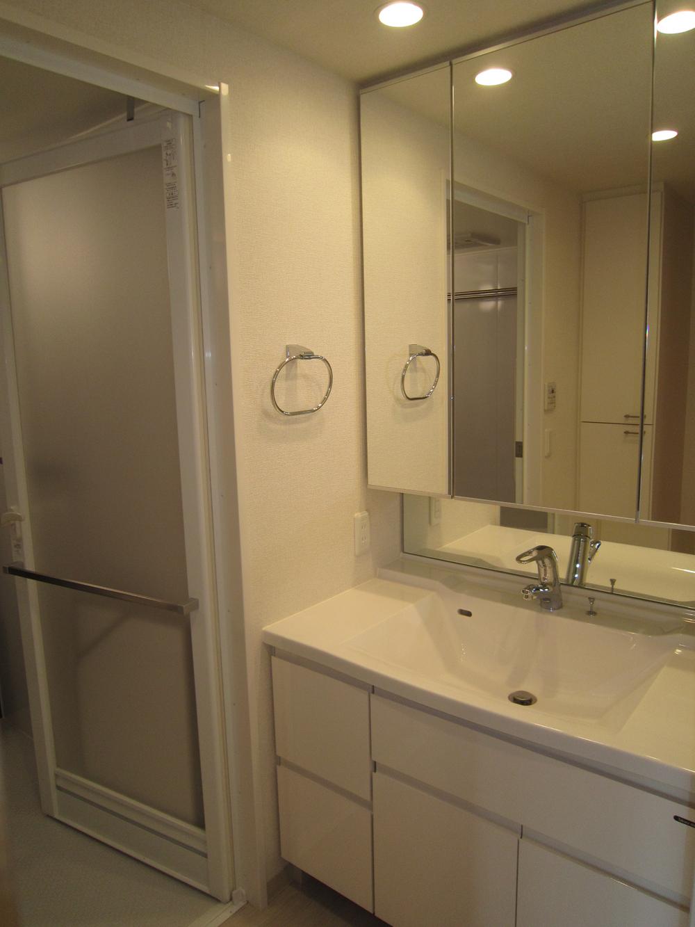 Wash basin, toilet. Indoor (11 May 2013) Shooting