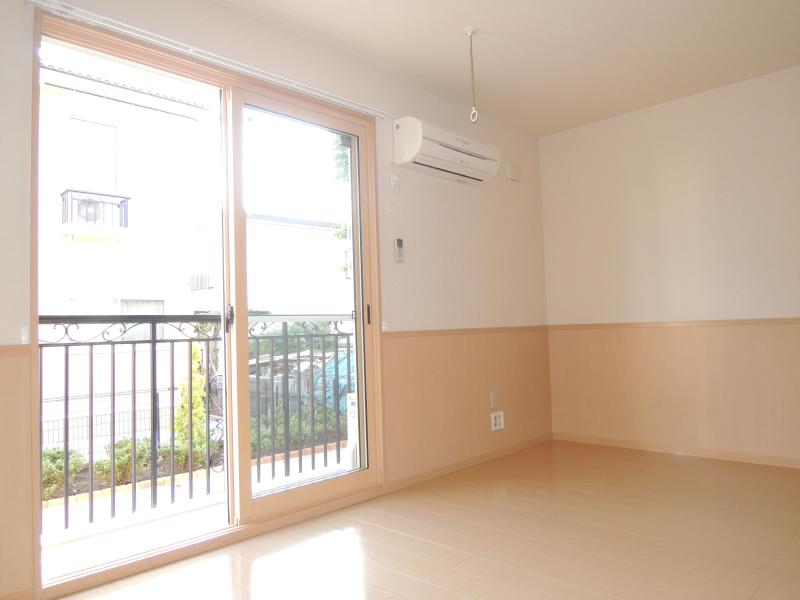 Living and room. Living spacious 11.25 Pledge ・ Also equipped with air conditioning
