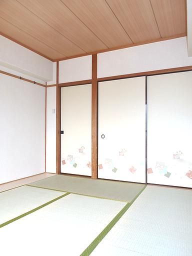 Living and room. Is a Japanese-style room.