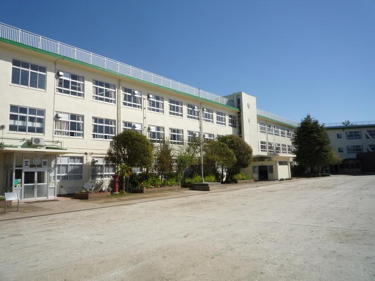 Primary school. Nakanogi elementary school 900m (A 12-minute walk)