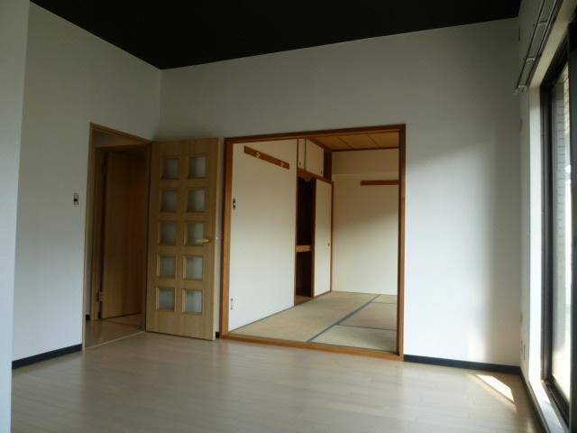 Living and room. It will lead a Japanese-style room. Nekorobe you.