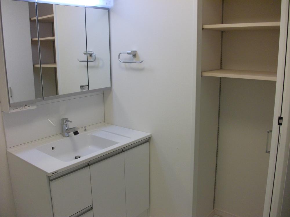 Wash basin, toilet. Indoor (10 May 2013) large storage of shooting wash basin next to is happy