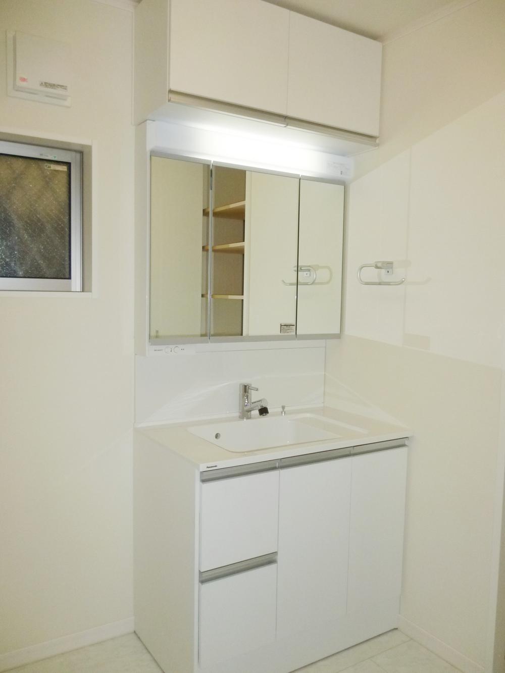 Wash basin, toilet. Room (August 2013) Shooting