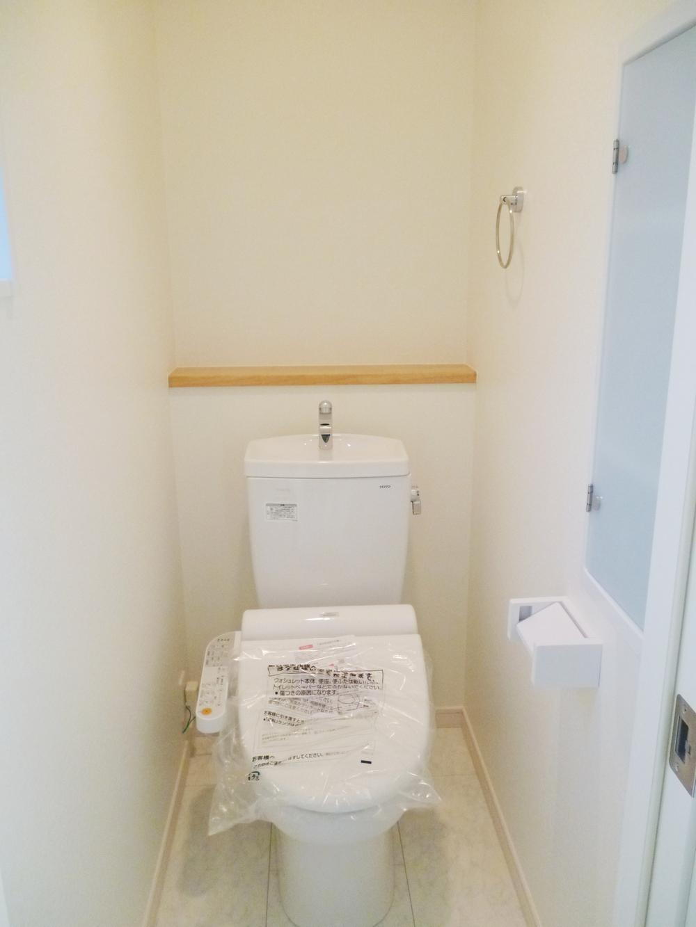 Toilet. Room (August 2013) shooting with bidet, of course. Embedded storage of the wall. I This is a happy and convenient.