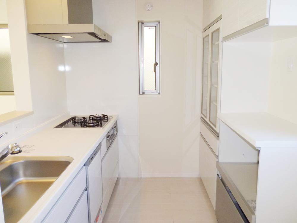 Kitchen. Indoor (October 2013) in town the white combined with the shooting living in keynote is equipped