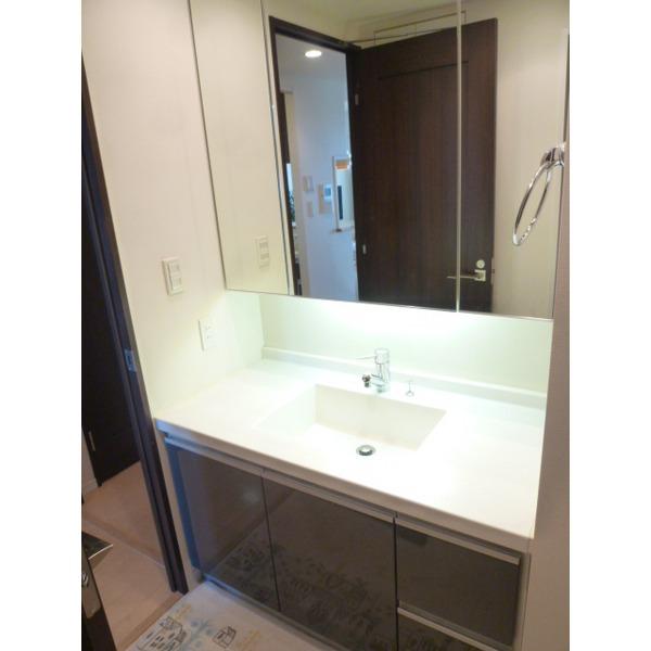 Wash basin, toilet. Kagamiura is a three-sided storage!