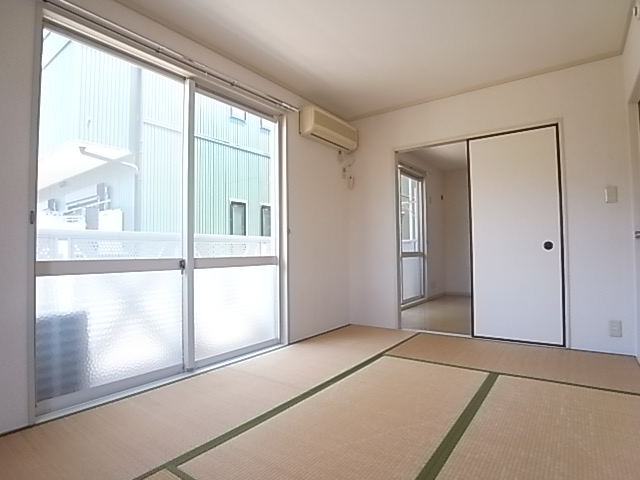 Other room space. It is pleasant to sleep on the tatami.