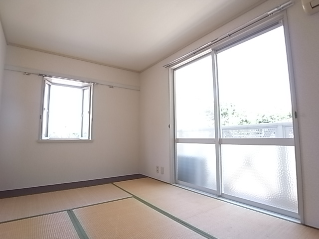 Other room space. I lighting window is rich and bright Japanese-style room.