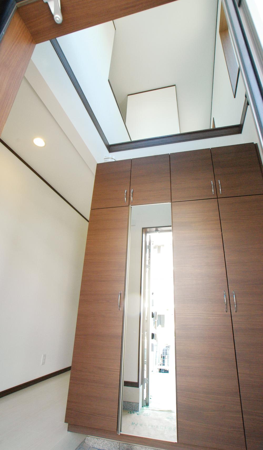 Entrance. Same specifications