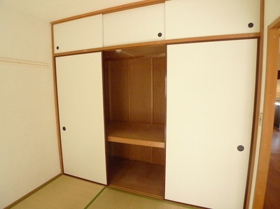 Receipt. Closet of Japanese-style room. The rooms are clean, because each room there is in the housing.