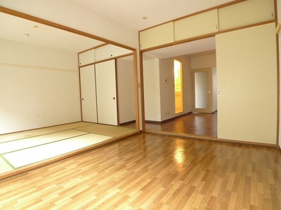 Living and room. Bright Western and Japanese-style room facing south. It is two different rooms quaint.