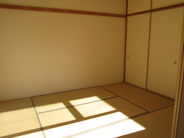 Other room space.  ☆ Bright Japanese-style room 6 quires facing the balcony next to the DK ☆