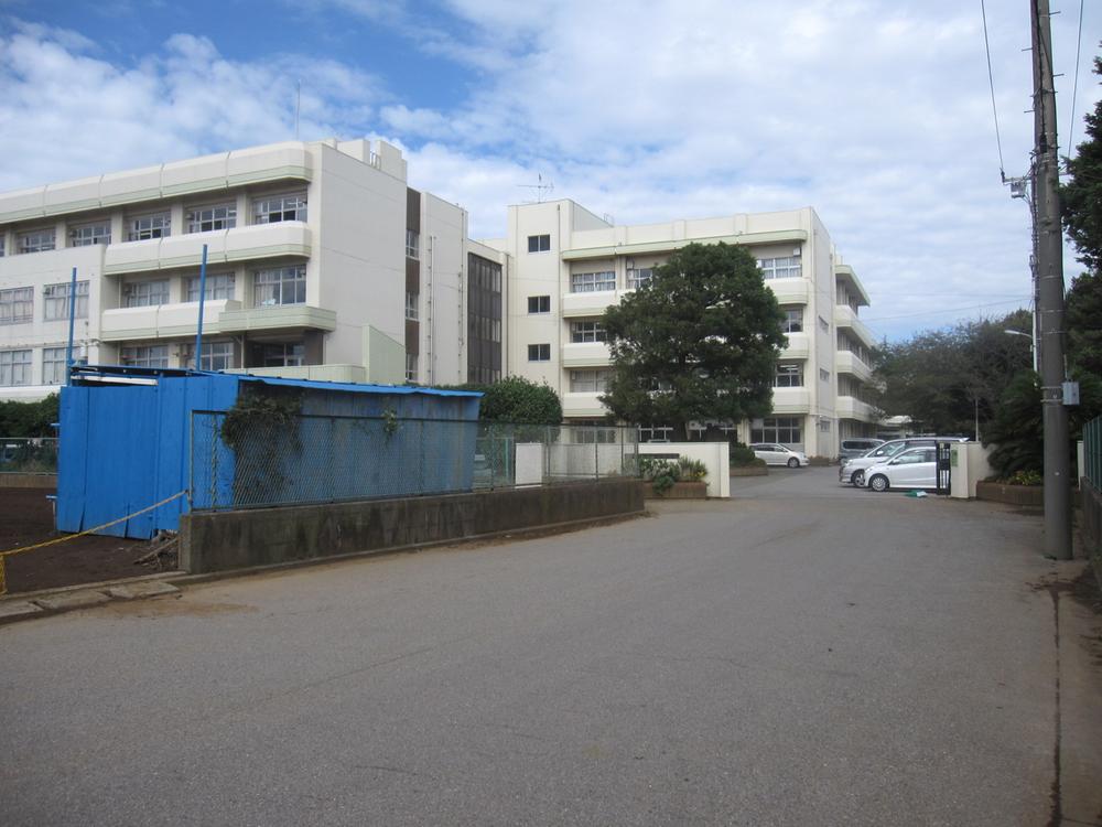 Junior high school. 880m to Funabashi Municipal Yakigaya junior high school