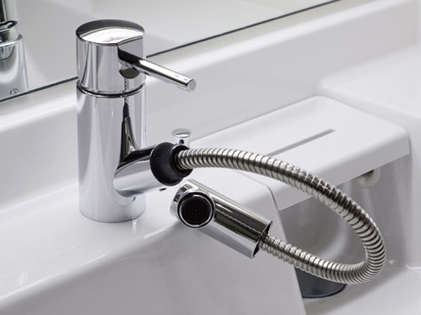 Bathing-wash room.  [Single lever pull-out faucet] The pursuit of ease of use when you wash the bowl cleaning and hair, Adopt the pullout of foam spouting. It is a sophisticated faucet with a single lever.