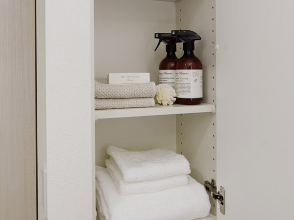 Receipt.  [Linen cabinet] Convenient linen warehouse in stock, such as towels and detergent. Adjustment is also possible in the height of the shelves to match the one that housed.