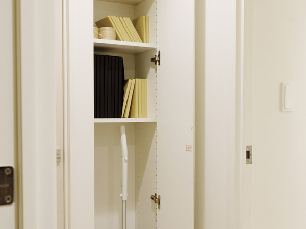 Receipt.  [Compartment] In order to take advantage of the living space more effectively, It has established throughout a convenient compartment for storage of small items and stock goods.