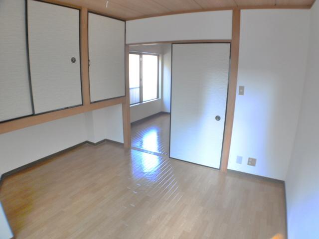 Living and room. It is very beautiful Western-style. Large storage. 